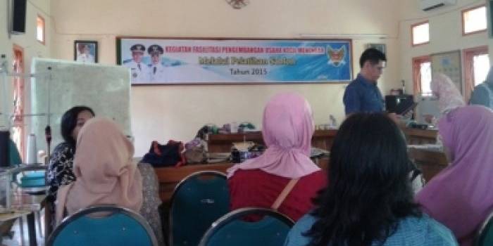 Para peserta saat mengkuti pelatihan nyablon yang diselenggarakan oleh Dinas Koperasi dan UMKM. (arif kurniawan/BANGSAONLINE)