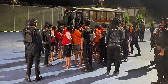 lapas-porong-kembali-kirim-14-narapidana-high-risk-ke-nusakambangan