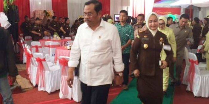 Jaksa Agung HM Prasetyo, SH saat meresmikan proyek pembangunan kantor kejaksaan di lingkungan Kejaksaan Tinggi (Kejati) Jatim, Senin (21/3). foto: arif kurniawan/ BANGSAONLINE