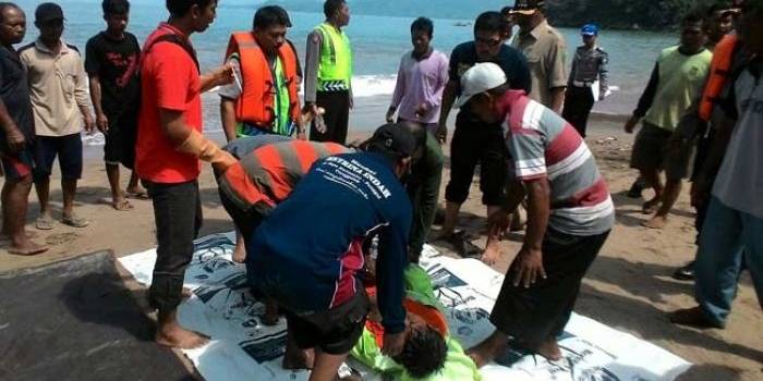 Kedua nelayan saat dievakuasi di pantai Jokerto Panggul Trenggalek. foto: herman/ BANGSAONLINE