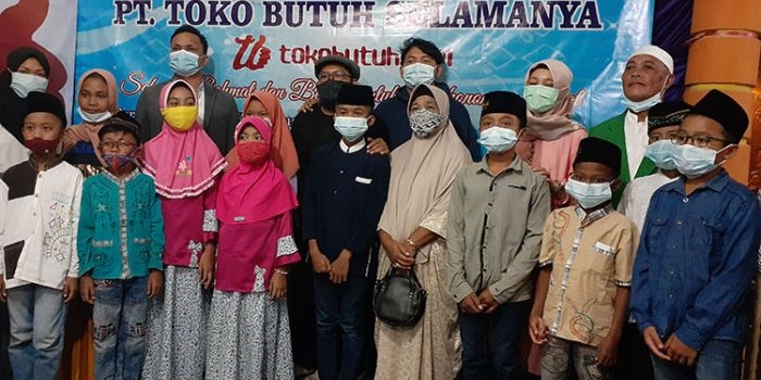 Peluncuran Tokobutuh.com yang diselenggarakan di kediaman keluarga Andri di Dusun Kauman, Desa Jrambe, Kecamatan Dlanggu, Kabupaten Mojokerto dengan mengundang para duafa dan anak yatim, Jumat (11/12/2020) malam. (foto: ist)