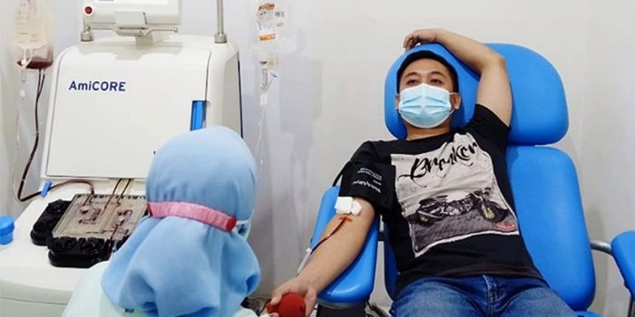 Salah satu pendonor darah plasma saat diambil darahnya oleh petugas PMI Kota Kediri. foto: ist.