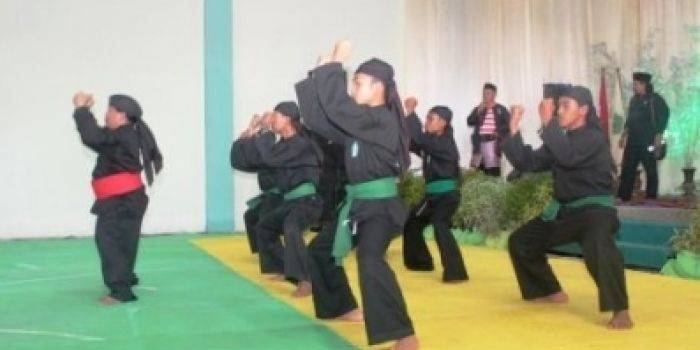 Para pendekar silat NU Pagar Nusa saat memperagakan seni bela diri dalam pembukaan pelatihan pelatih, wasit dan juri tingkat nasional di Ponpes Al-Amin Kota Kediri. Foto: arif kurniawan/BANGSAONLINE