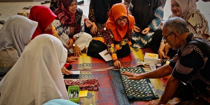 cargill-beri-pelatihan-20-ibu-ibu-di-kecamatan-manyar-agar-mahir-membatik