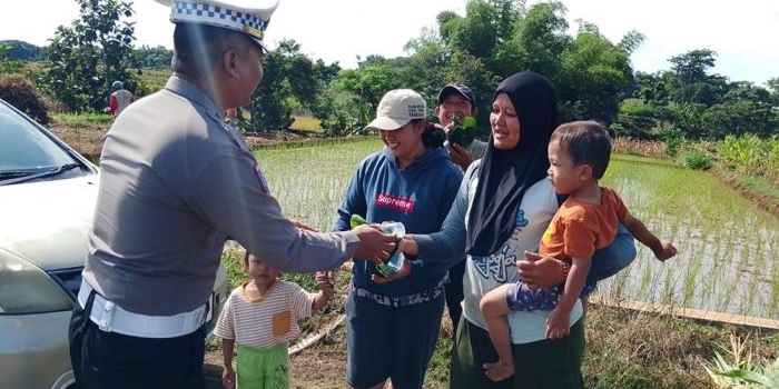satlantas-polres-magetan-berpatroli-sambil-bagikan-nasi-bungkus