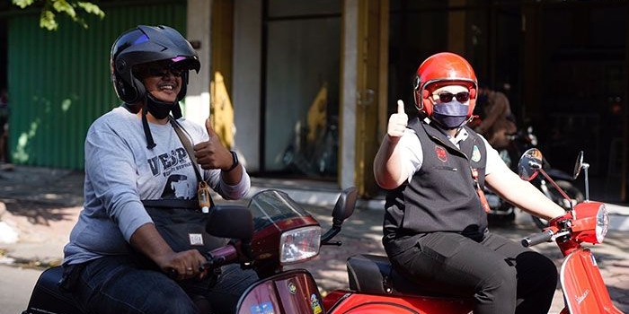 Bupati Kediri, Hanindhito Himawan Pramana (depan), dengan vespa kesayangannya. Foto: Ist