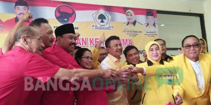 Pengurus DPD Golkar dan DPC PDIP Jombang usai penandatanganan MoU, Jumat (4/8/2017). foto: ROMZA/BANGSAONLINE