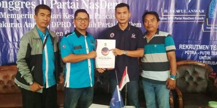 Utusan Ketua DPC Konfederasi SPSI Gresik Ali Muchsin saat mengambil formulir pendaftaran di DPD Nasdem Gresik. foto: ist.