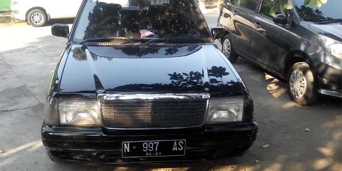Barang bukti mobil Ketua LSM Barata Pasuruan saat diamankan di Rumah Makan Anda. foto: ANDI F/ BANGSAONLINE
