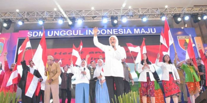Gubernur Jawa Timur Khofifah Indar Parawansa bersama para pengurus OSIS SMK-SMA se-Jawa TImur. foto: istimewa