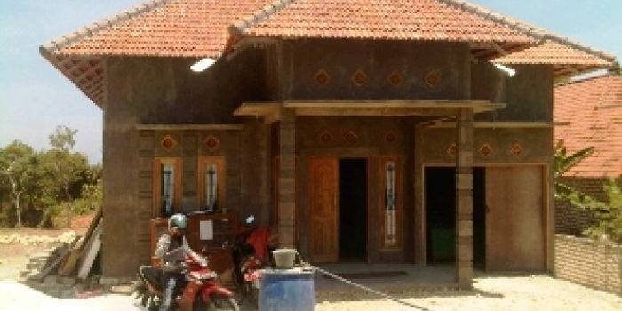 inilah rumah setengah jadi yang disewa untuk dijadikan pelayanan administratif kelurahan. Eh, ternyata milik Pak Lurah sendiri. foto:junaidi/BANGSAONLINE