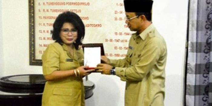 SAMBUT – Bupati Ngawi Ir Budi Sulistyono saat menyambut Tim Penilai Lomba Bidan Teladan Tingkat Provinsi Jawa Timur, kemarin. foto istimewa