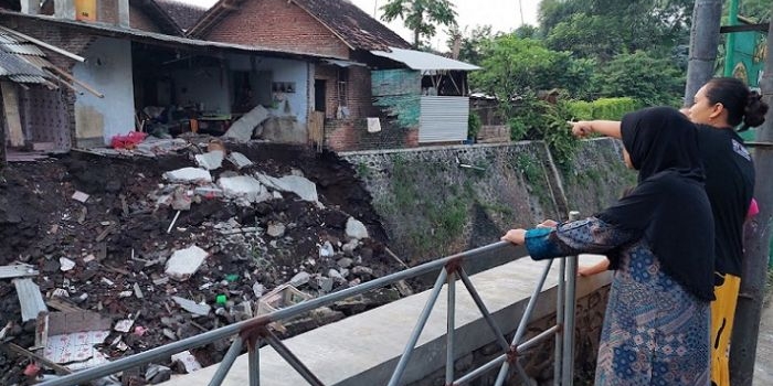 Dapur rumah Mbok Sura yang ambruk dilihat dari sisi seberang sungai.