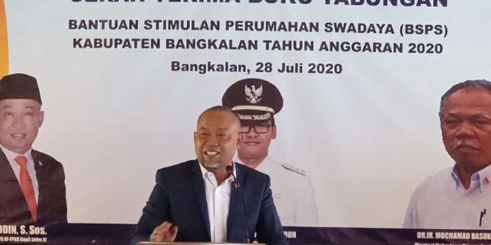 Syafiuddin Asmoro, Anggota Komisi V DPR RI saat memberikan sambutan di acara penyerahan BSPS untuk  1.320 unit rumah tidak layak huni. (foto: ist).
