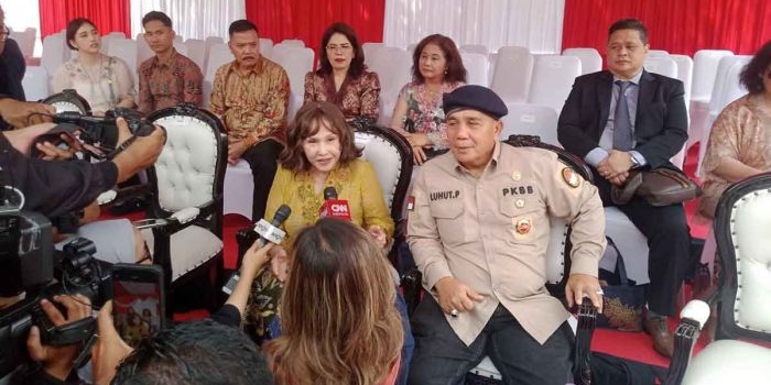 Anak pertama Komjen M. Jasin, Siti Rubyanti, saat memberi keterangan ke awak media dalam peringatan Hari Juang Polri 2025.