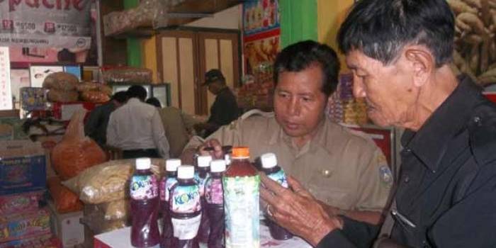 Petugas temukan minuman suplemen kemasan yang sudah kadaluarsa saat sidak sejumlah toko dan swalayan. Foto: hadi prayitno/BANGSAONLINE