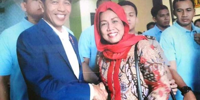 Ketua DPC PDIP Gresik Siti Muafiyah bersama Presiden Joko Widodo dalam sebuah kesempatan. foto: SYUHUD/ BANGSAONLINE