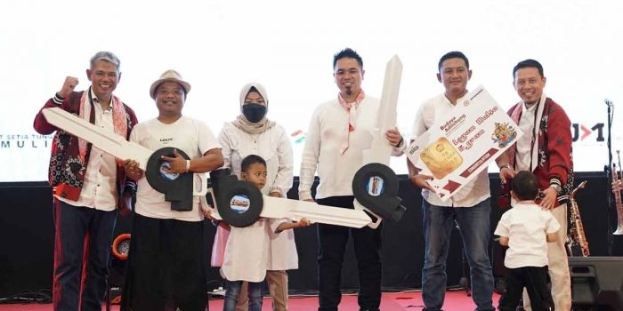 Direktur Utama PT Semen Gresik, Muchamad Supriyadi (paling kiri) saat memberikan hadiah doorprize berupa sepeda motor sebagai apresiasi bagi para pemenang program spot selling atas pembelian semen kantong terbanyak di The Sunan Hotel Solo, Jawa Tengah. Foto: Ist