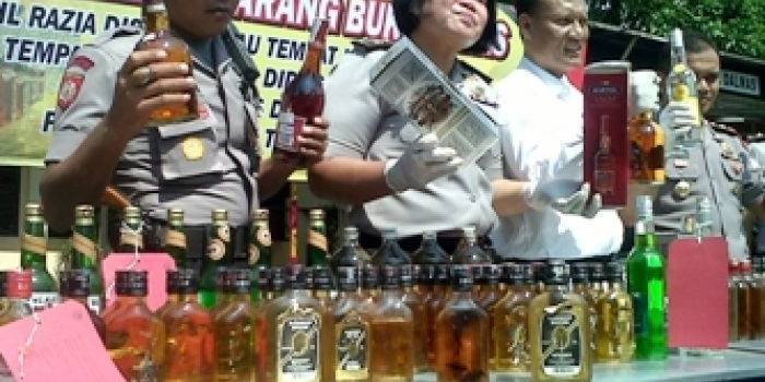 Aparat memamerkan miras yang berhasil disita. Foto:rusmiyanto/BANGSAONLINE