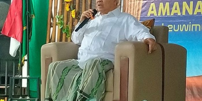 Prof Dr KH Asep Saifuddin Chalim, MA, saat memberikan taushiah dalam acara Haflah Akhirussanah Madrasah Aliyah Unggulan Amanatul Ummah 02 Leuwimunding Majalengka Jawa Barat, Jumat (24/6/2022). Foto: MMA/ BANGSAONLINE.com