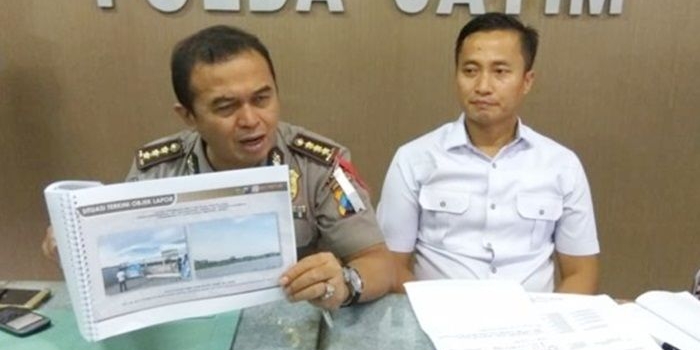  Kabidhumas Kombes Pol Frans Barung Mangera (kiri) didampingi Kasubdit Hardabangtah Direskrimum Polda Jawa Timur AKBP Ruruh Wicaksono.