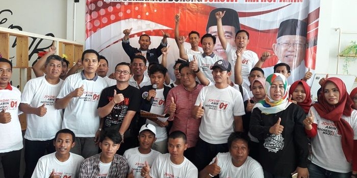 Ilham Alfin Saputra saat memimpin deklarasi menangkan Jokowi-Ma