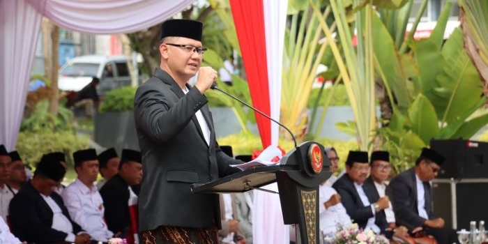 Pj Wali Kota Batu, Aries Agung Paewai saat mempimpin Apel Hari Santri Nasional