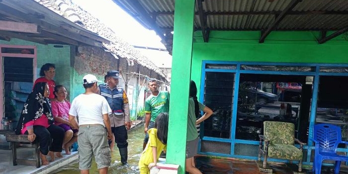 bhabinkamtibmas-taman-salurkan-sembako-ke-warga-terdampak-banjir