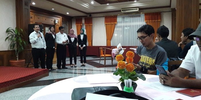 GM Azana Saptanawa Hotel Dede Rahman Sudjana bersama marketing. Foto: SYUHUD/BANGSAONLINE