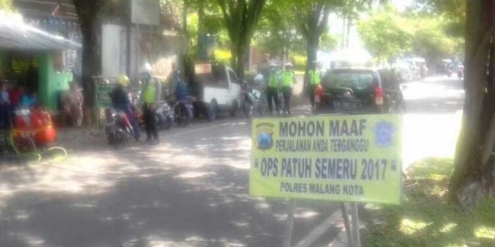 Petugas saat melakukan Operasi Patuh Semeru 2017 di Jl. Raya Langsep di Masjid Al Ikhlas Malang.