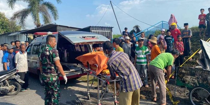 Korban kebakaran di Gresik saat dievakuasi ke ambulans. Foto: Ist