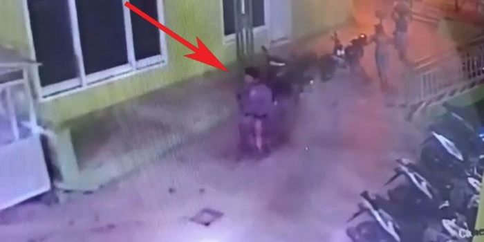 Pelaku sempat mondar-mandir sebelum akhirnya berhasil menggondol sebuh sepeda motor.