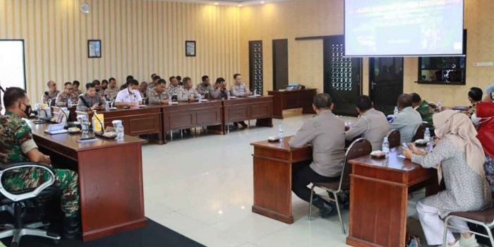 Kapolres Mojokerto Kota bersama Forkopimda Kota Mojokerto ikuti Rakor Lintas Sektoral di Aula Rupatama Polres Mojokerto Kota, Jumat (16/12/2022).