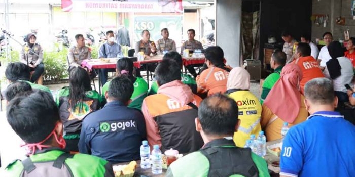 Kapolres Mojokerto Kota, AKBP Wiwit Adisatria bersama PJU mendengarkan keluhan masyarakat, Jumat (30/12/2022)