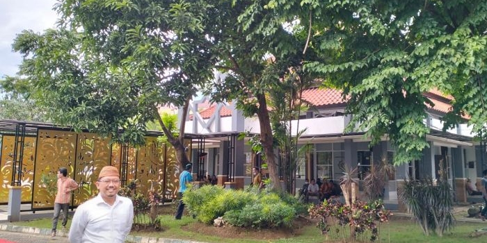 Ketua DPRD Kabupaten Pasuruan saat mengecek pohon di sisi timur masjid.