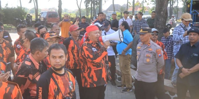  Puluhan pengurus Pemuda Pancasila menggelar aksi demo di depan PN Kabupaten Proboolinggo