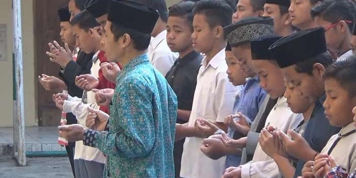 Ratusan siswa-siswi di Jombang khusyuk mendoakan warga Lombok yang terkena musibah gempa dahsyat. foto: RONY S/ BANGSAONLINE