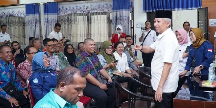 Pj Bupati Sri Handoko saat menyambut kunjungan guru perwakilan dari 29 kota/kabupaten asal Papua.