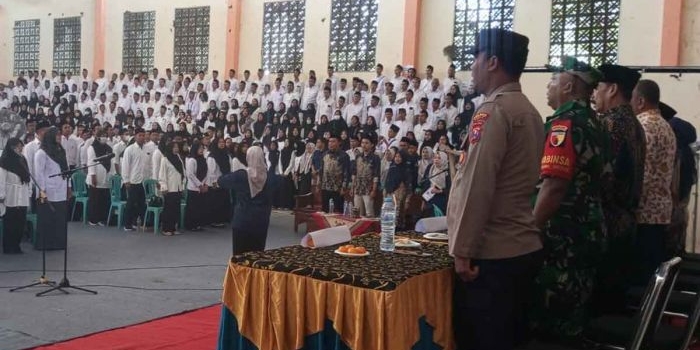 Petugas KPPS di Kecamatan Driyorejo, Gresik, saat dilantik. Foto: Ist
