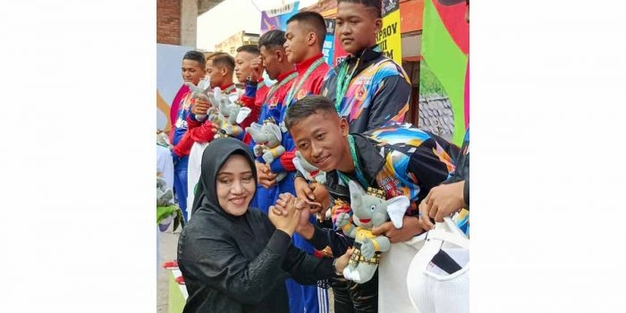 Bupati Mojokerto, Ikfina Fahmawati, bersama para peraih medali d Porprov Jatim 2023.
