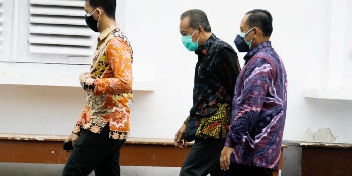 Sekda Soeparwiyono didampingi Kepala DPMD saat berada di Mapolres Probolinggo Kota memenuhi panggilan penyidik KPK.