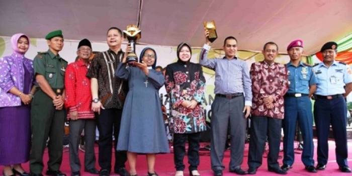 Jajaran Forpimda Surabaya merayakan keberhasilan meraih Adipura. Foto:humas pemkot untuk HARIAN BANGSA