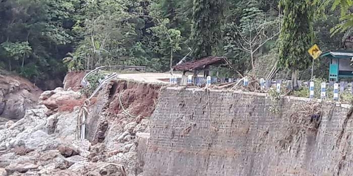 Kondisi jalan yang amblas saat diterjang banjir beberapa pekan lalu. (ist).
