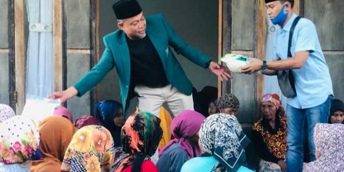 H. Syafiuddin, S.Sos. saat memberikan santunan bagi anak yatim dan lansia di Bangkalan.