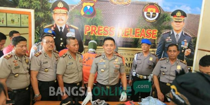 Kapolres Jombang, AKBP Agung Marlianto (tiga dari kanan) saat memberikan keterangan kepada wartawan, Selasa (3/1). foto: ROMZA/ BANGSAONLINE