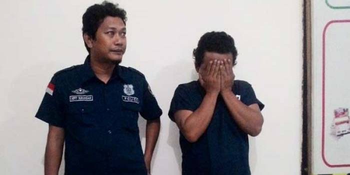 Tersangka penjual akik yang nyambi jual sabu. foto: ekoyono/ BANGSAONLINE