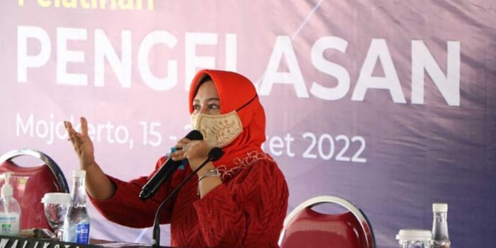 Wali Kota Mojokerto Ika Puspitasari saat mengunjungi dan memberikan pengarahan kepada peserta.