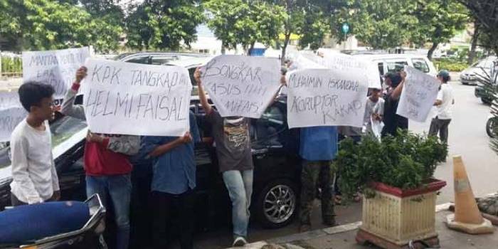 Para pendemo saat menggelar aksi di depan kantor PBNU, Jakarta Pusat.