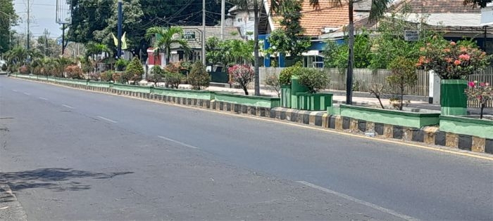 Kegiatan pengecetan pot median jalan sepanjang PB Soedirman. 
