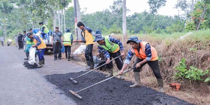bupati-jember-komitmen-tangani-aduan-masyarakat-soal-jalan-rusak